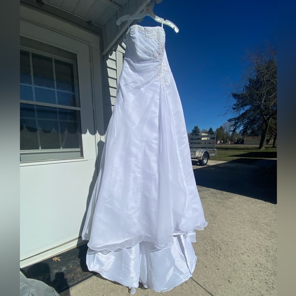 David’s Bridal Wedding Dress - Picture 5 of 11